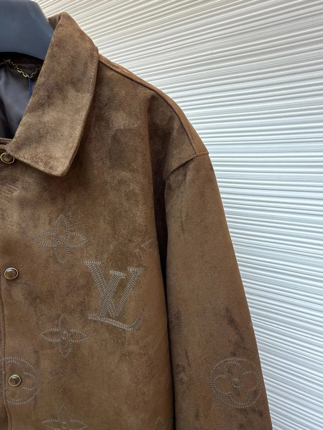 LOUIS VUITTON embroidered suede long-sleeved jacket shirt ●Original version: purchased and developed by 36622 ●Item number: 1682040-C20 ●Material: suede fabric ●Technology: embroidery production ●Color: brown ●Type: fitted version ●Weight: about 1420 grams ●Size: 48-50-52-54 ●Description: Customized original buttons With its elegant tones and exquisite anti-velvet material, it provides a perfect choice for urban elites. The simple design language contains the calmness and restraint of business people, making you feel comfortable in any occasion. The overall wiring is straight and delicate, the fabric is comfortable and soft, and the color is consistent without color difference. It can be matched with the same style to create a fashionable look and control various occasions. Customized accessories, complete with three standards, same style for men and women!